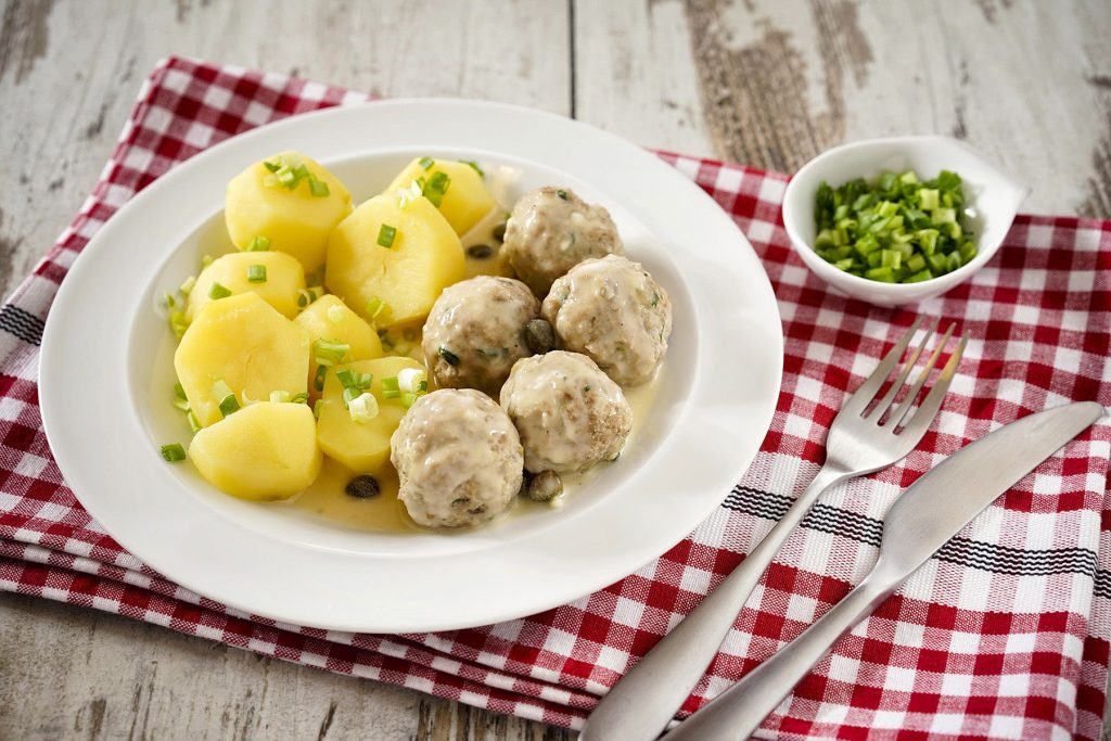 Königsberger Klöpse serviert mit Kartoffeln