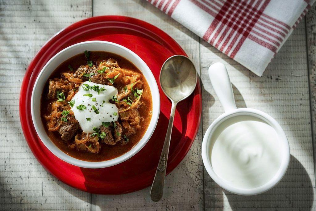 Szegediner Gulasch mit Sauerrahm in Schüssel
