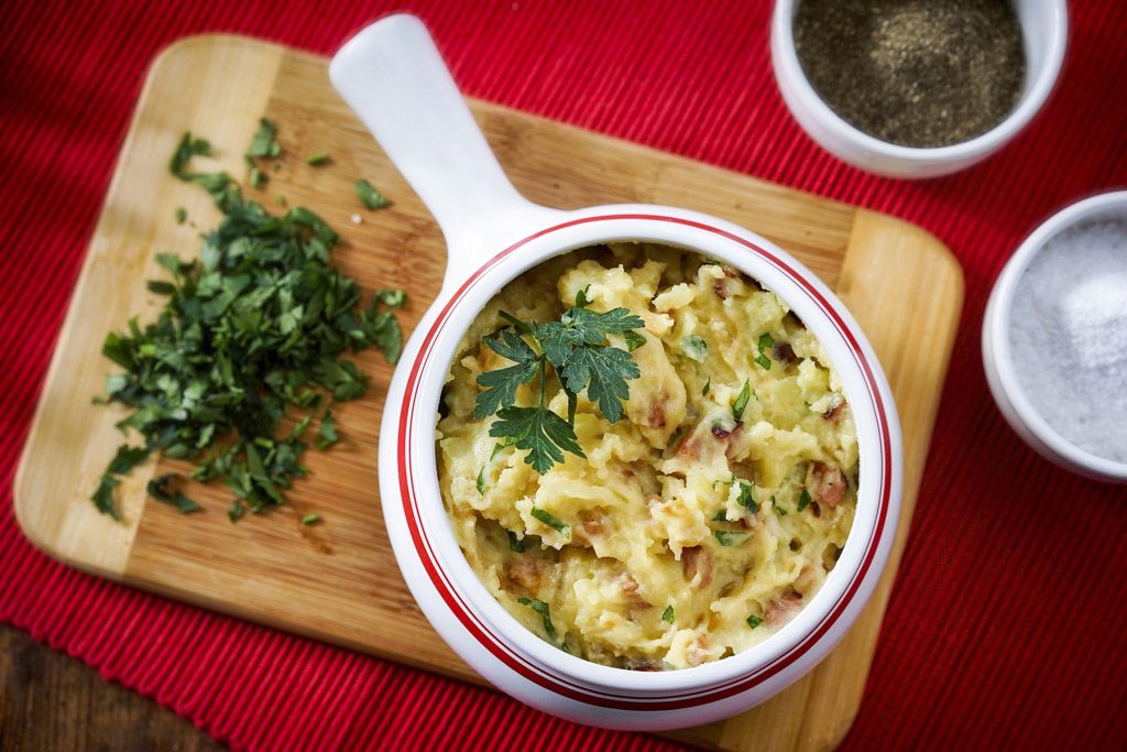 Kartoffelpüree in einer Pfanne serviert